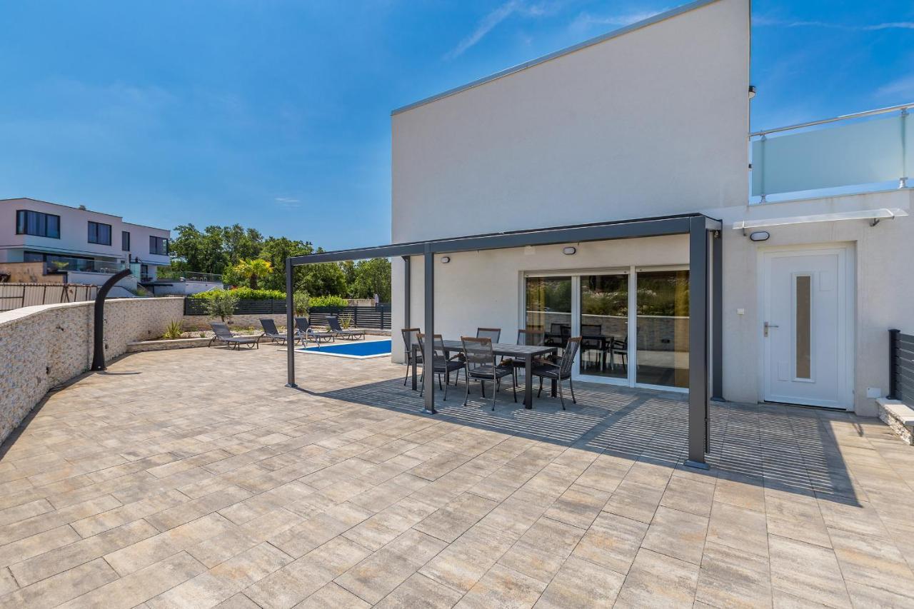 Holiday House Sunlight With Heated Pool Malinska Esterno foto