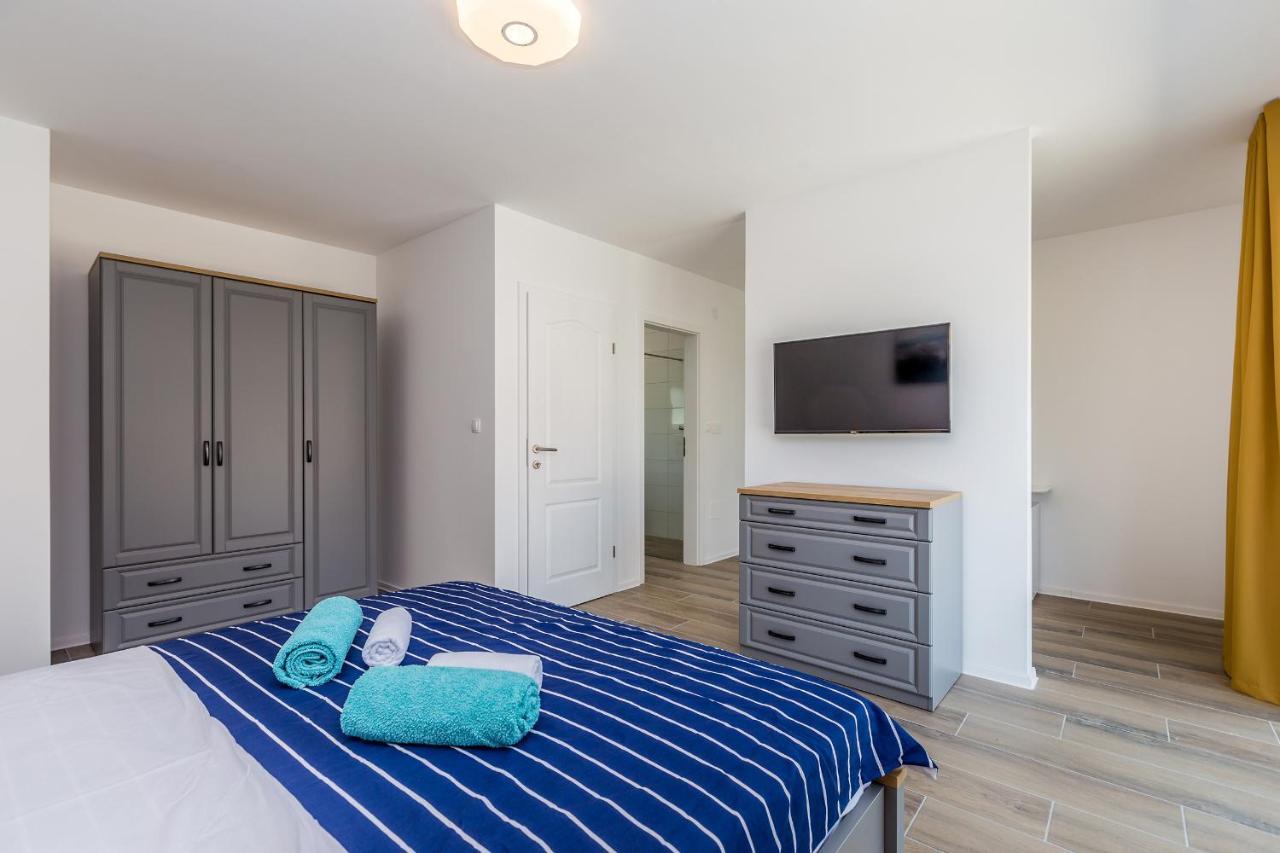 Holiday House Sunlight With Heated Pool Malinska Esterno foto