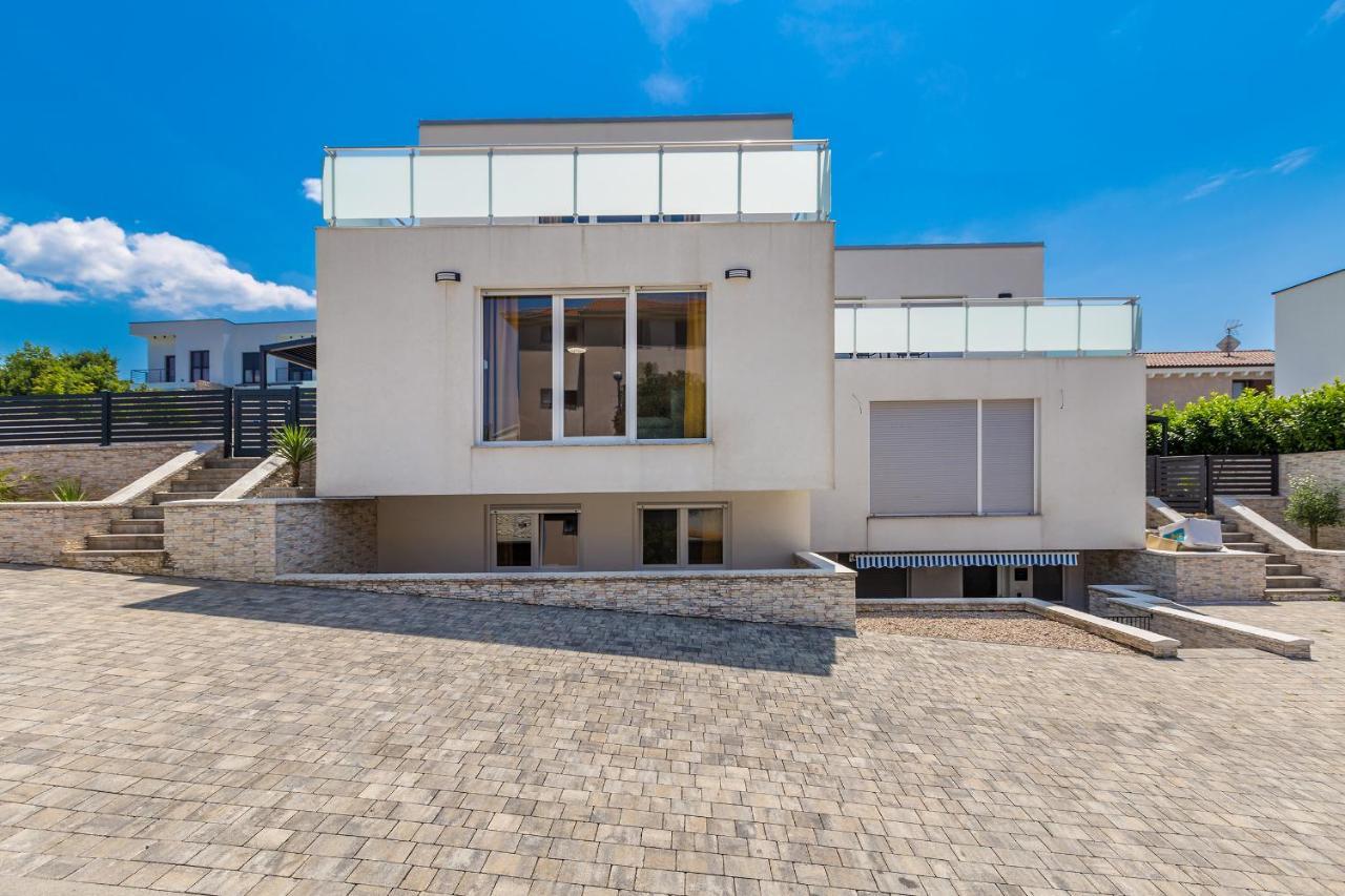 Holiday House Sunlight With Heated Pool Malinska Esterno foto