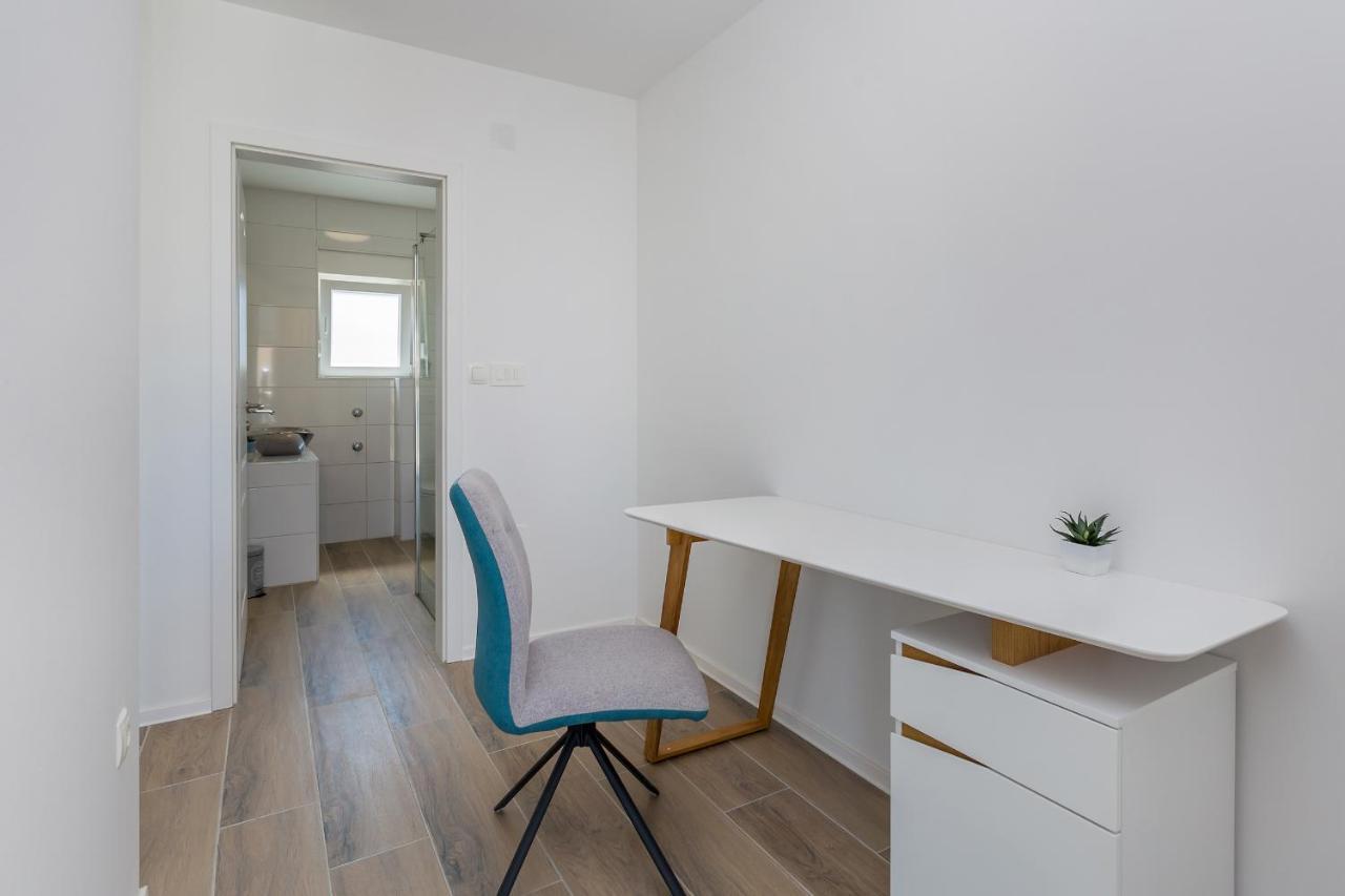 Holiday House Sunlight With Heated Pool Malinska Esterno foto