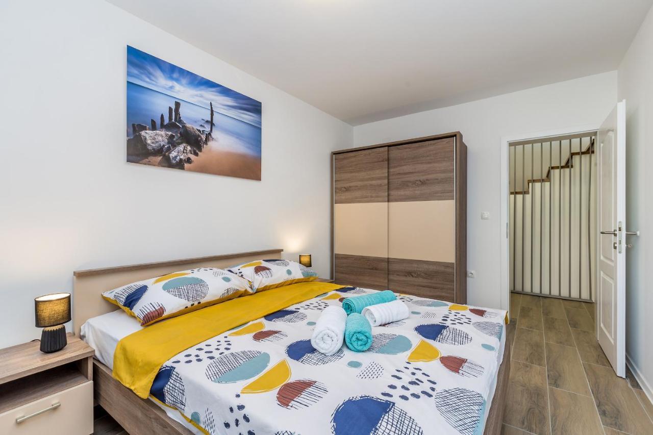 Holiday House Sunlight With Heated Pool Malinska Esterno foto