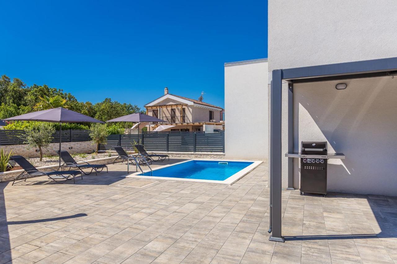 Holiday House Sunlight With Heated Pool Malinska Esterno foto