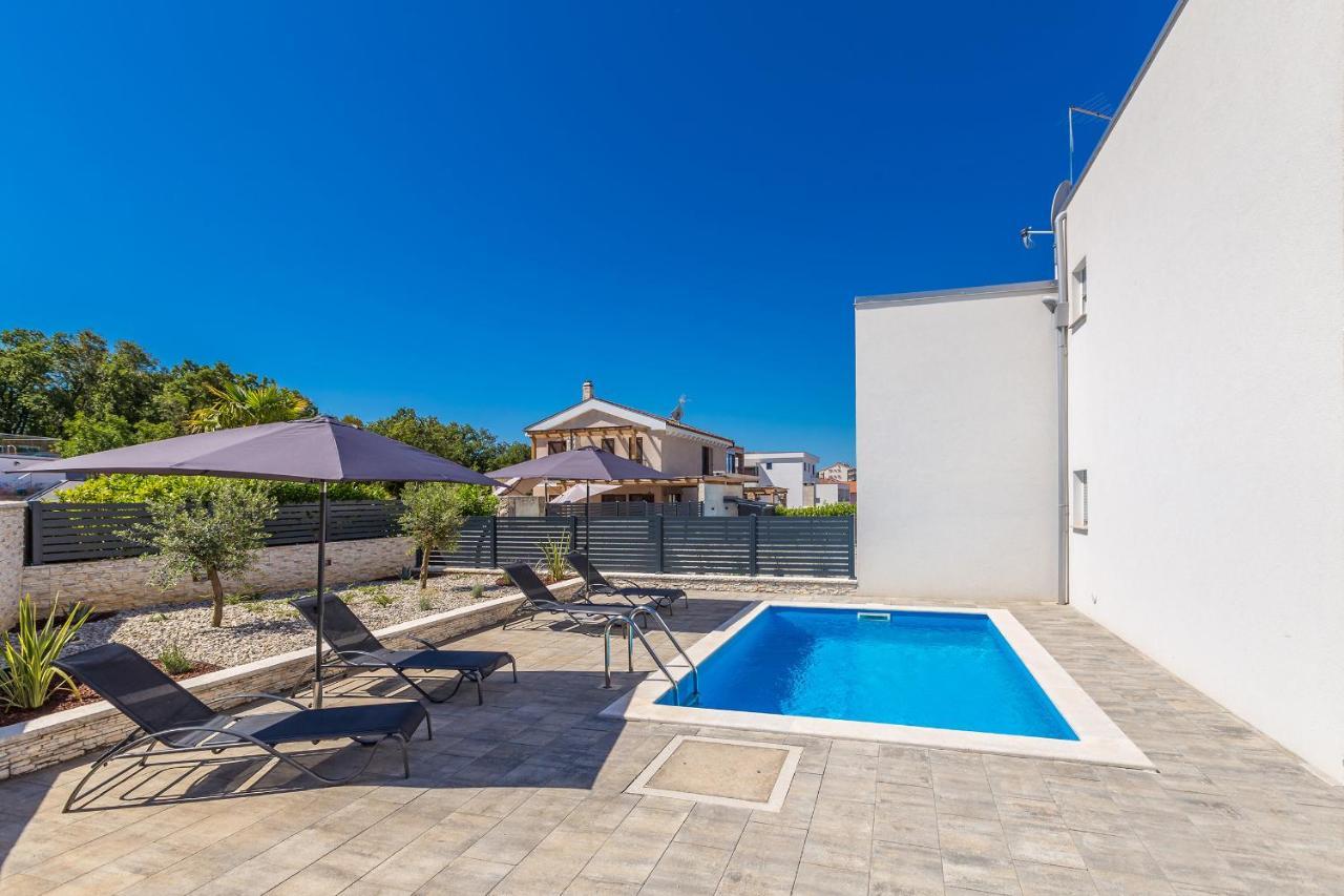 Holiday House Sunlight With Heated Pool Malinska Esterno foto