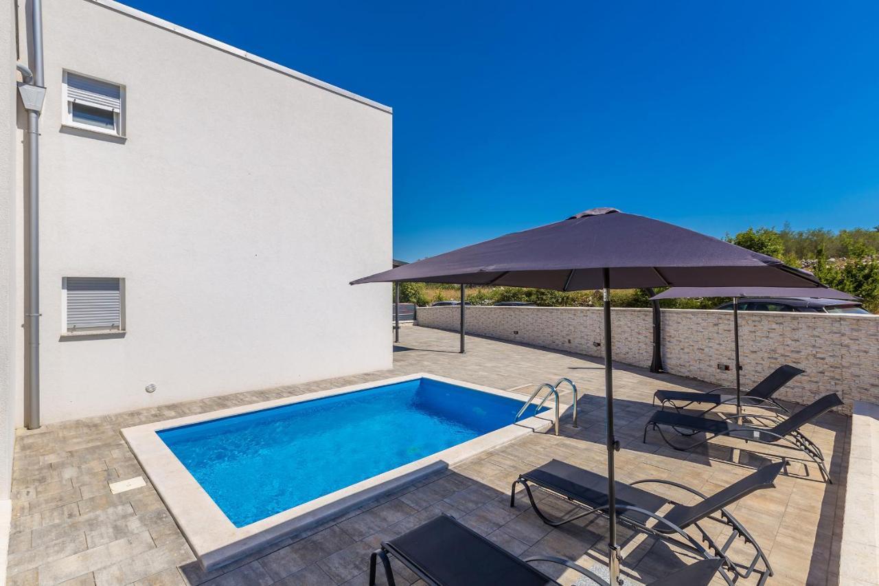 Holiday House Sunlight With Heated Pool Malinska Esterno foto