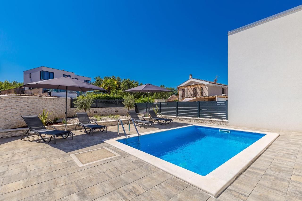 Holiday House Sunlight With Heated Pool Malinska Esterno foto