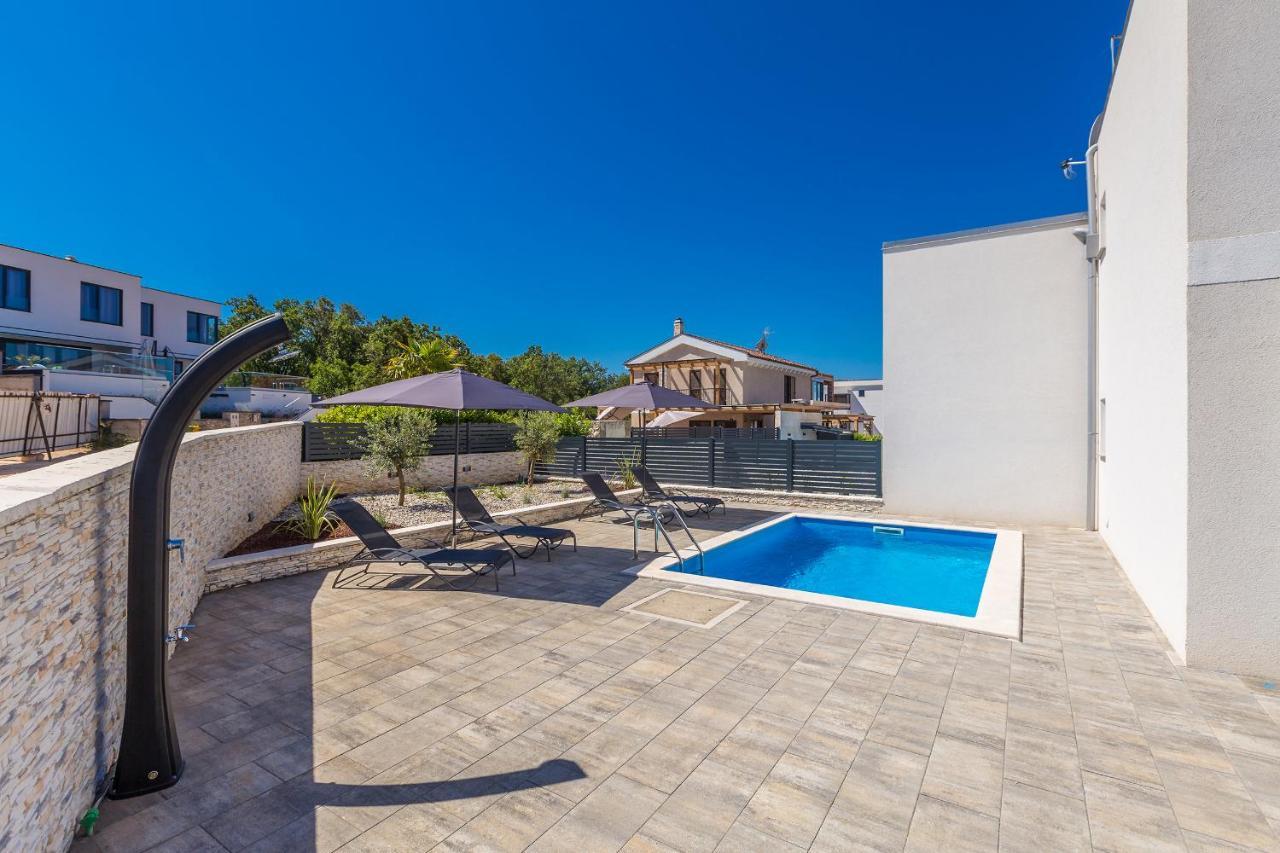 Holiday House Sunlight With Heated Pool Malinska Esterno foto
