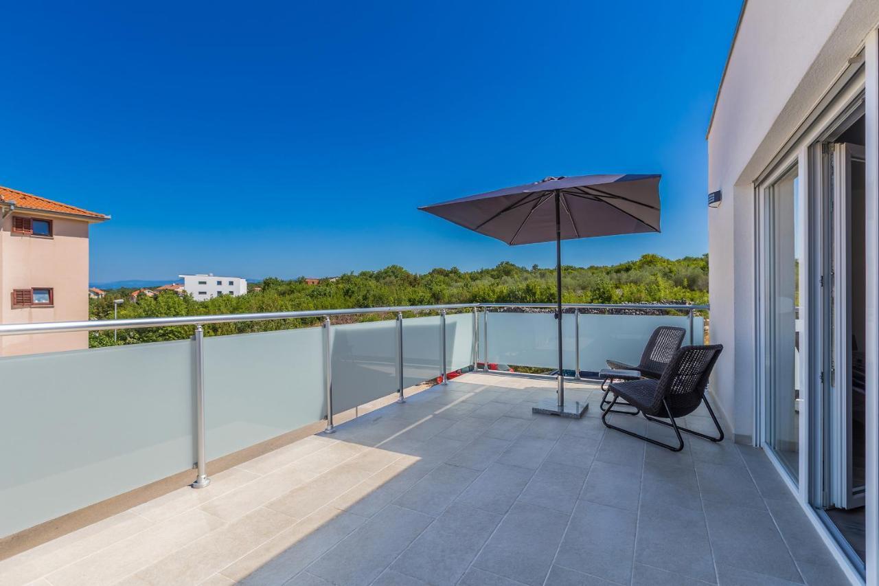 Holiday House Sunlight With Heated Pool Malinska Esterno foto